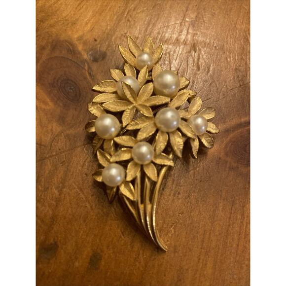Crown Trifari Jewelry - Vintage Trifari Gold Tone Pearl Brooch Pin free shipping